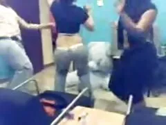 Sexy nhỏ brunette sexe vn tuổi teen với cô ấy khổng lồ dildo