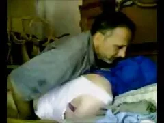 Anh nội trợ sexnguoi mau vn lừa xung quanh với thủy tinh dildo